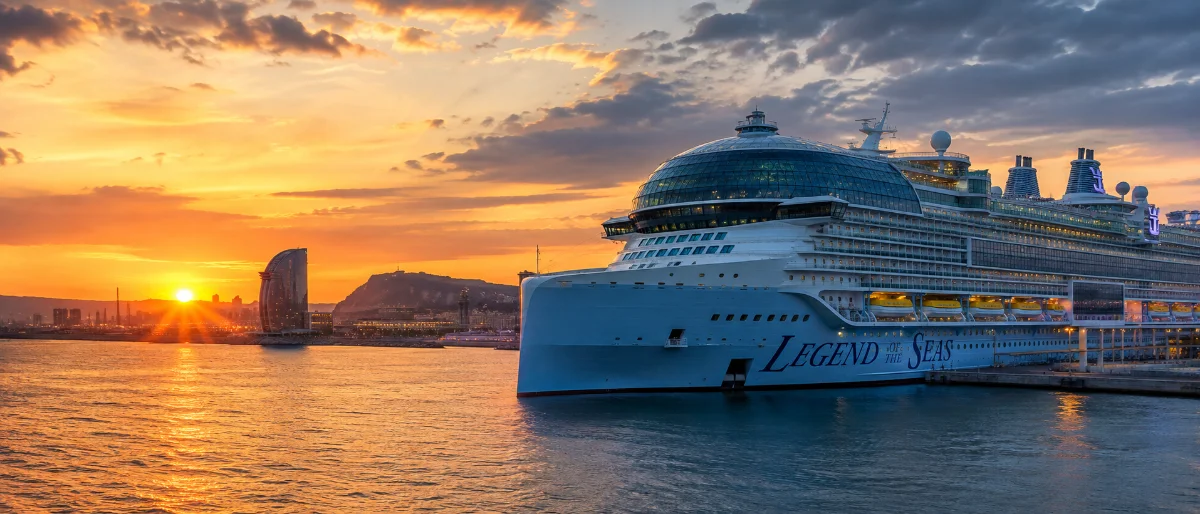 巴塞罗那港与 Legend of the Seas · 21:9 横幅